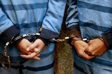 پنج سارق تلفن همراه در تهران دستگیر شدند/ کشف پنج قمه و چاقو و ۳۵ رم موبایل از مخفیگاه متهمان
