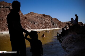 شنا در گنبد نمکی