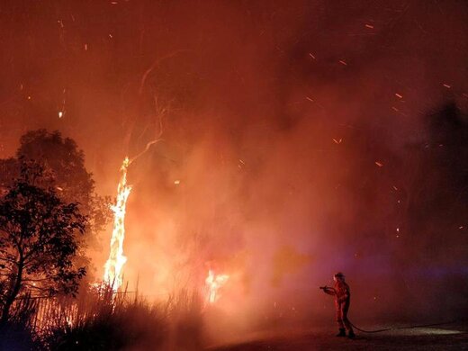 نبرد آتش‌نشانان با شعله‌های آتش در استرالیا
