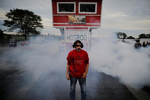 یک مرد در میان دود ناشی از سوختن لاستیک‌ها در ایالت ویسکانسین آمریکا ایستاده است