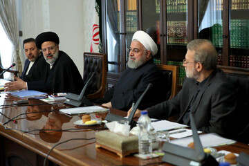 تصویری از یک جلسه اقتصادی با حضور روحانی، رئیسی و لاریجانی