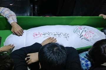 مادری که فرزند شهیدش را پس از ۳۵ سال در آغوش گرفت/ عکس