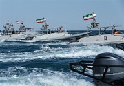 قدرت‌نمایی ایران در خلیج‌فارس؛ رژه ۲۰۰ شناور ارتش و سپاه با حضور رئیس مجلس
