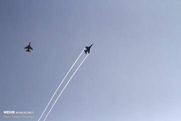 تصویری از تمرین مشترک تیزپروازان نیروی هوایی ارتش و سپاه بر فراز خلیج فارس