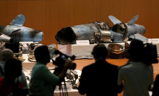 نمایش بقایای موشک‌ها در یک کنفرانس خبری در ریاض، به گفته دولت عربستان این موشک‌ها در حمله به تأسیسات نفتی آرامکو پرتاب شده است 
