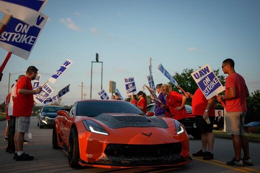  اعتصابات کارگران کارخانه جنرال موتورز 
 در بولینگ گرین ایالت کنتاکی آمریکا