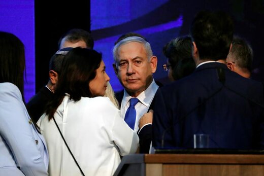 بنیامین نتانیاهو، نخست‌وزیر اسرائیل، به هنگام برگزاری انتخابات پارلمانی اسرائیل در تل‌آویو، بعد از صحبت کردن با طرفدارانش در حزب لیکود به اطراف نگاه می‌کند