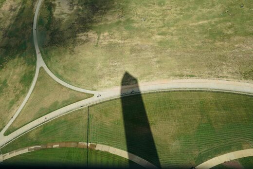 افتادن سایه بنای یادبود واشنگتن بر روی چمن 