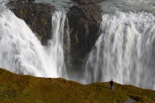 سلفی گرفتن یک توریست در آبشارهای گولفوس ایسلند