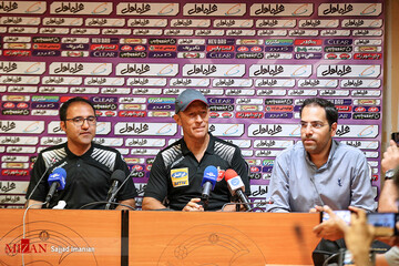 نشست خبری سرمربیان تیم‌های فوتبال پرسپولیس و استقلال پیش از دربی