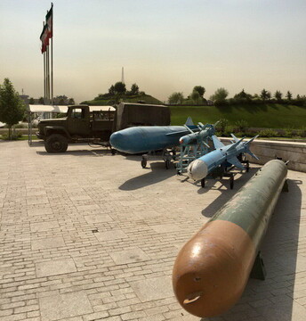جنگنده‌های آمریکایی کنار تجهیزات جنگی داعش در تهران / عکس