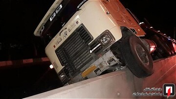 تصاویر | وقتی کامیون‌تریلی از دیواره بتونی خط ویژه بالا می‌رود 