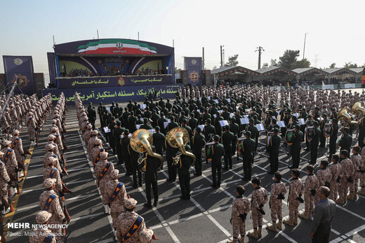 مراسم رژه نیروهای مسلح با حضور رئیس‌جمهور