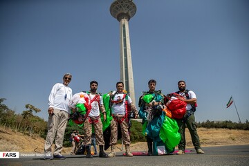 پرش چتربازان نیروهای مسلح از برج میلاد