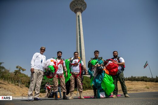 پرش چتربازان نیروهای مسلح از برج میلاد