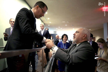 عکس | دیدار غیرمنتظره ظریف با وزیرخارجه ونزوئلا 