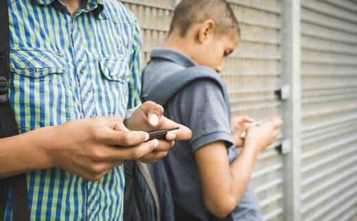 ارتباط سطح نمرات دانش‌آموزان با میزان استفاده از گوشی‌های هوشمند