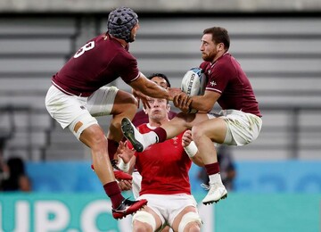 Alun Wyn Jones با  Beka Gorgadze و Vasil Lobzhanidze  در بازی Pool D در مسابقات جهانی راگبی در تویوتا ژاپن