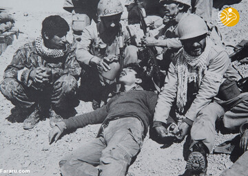  کمک به مجروحین جنگی عراق در نزدیکی خرمشهر