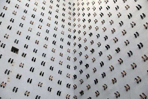 اثر هنری Vahit Tuna، هنرمند ترکیه‌‌ای، با 440 جفت کفش پاشنه بلند در استانبول که تعداد زنانی که در سال 2018 توسط مردان در ترکیه به قتل رسیده اند، را نشان داده و نماد قربانیان خشونت خانگی به شمار می‌آید