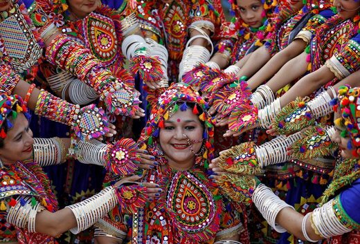 شرکت کنندگان در یک فستیوال در احمدآباد هند لباس سنتی بر تن کرده و تمرین می‌کنند
