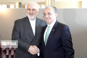 محمدجواد ظریف وزیر امور خارجه، جمعه در هشتمین روز سفر به مقر سازمان ملل متحد در نیویورک با «ظهراب مناتساکانیان» وزیر خارجه ارمنستان دیدار و گفت وگو کرد