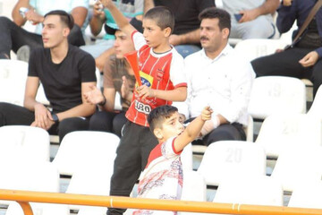 تصاویر | توصیه کودکان به داور بازی پرسپولیس و سپاهان:«عزیزم دقت کن»