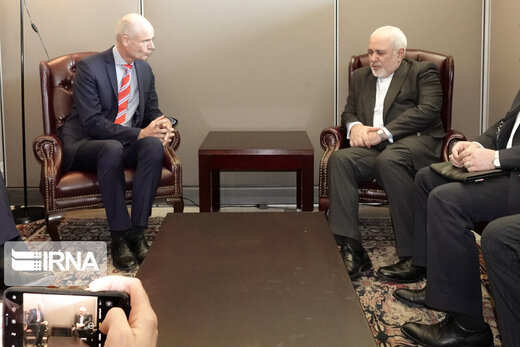 محمدجواد ظریف وزیر امور خارجه، جمعه در هشتمین روز سفر به مقر سازمان ملل متحد در نیویورک با «استف بلاک» وزیر خارجه هلند دیدار و گفت وگو کرد