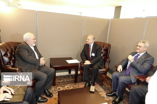  محمدجواد ظریف وزیر امور خارجه، جمعه در هشتمین روز سفر به مقر سازمان ملل متحد در نیویورک با «محمد علی الحکیم» وزیر خارجه عراق دیدار و گفت وگو کرد