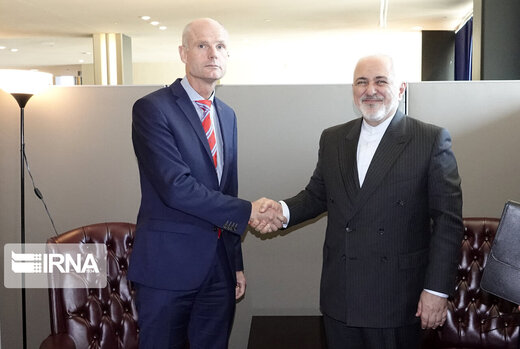  محمدجواد ظریف وزیر امور خارجه، جمعه در هشتمین روز سفر به مقر سازمان ملل متحد در نیویورک با «استف بلاک» وزیر خارجه هلند دیدار و گفت وگو کرد