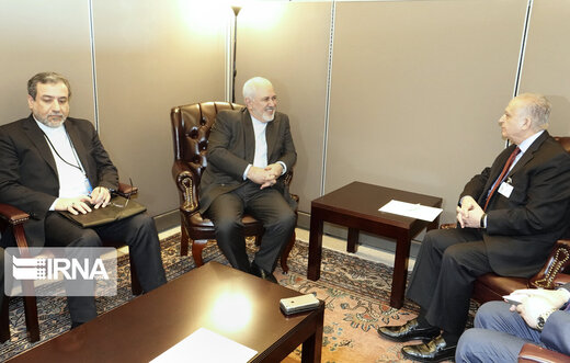 محمدجواد ظریف وزیر امور خارجه، جمعه در هشتمین روز سفر به مقر سازمان ملل متحد در نیویورک با «محمد علی الحکیم» وزیر خارجه عراق دیدار و گفت وگو کرد