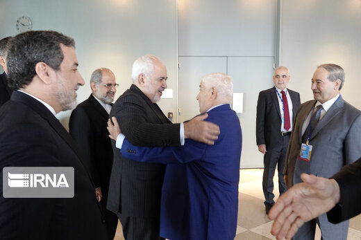 محمدجواد ظریف وزیر امور خارجه، جمعه در هشتمین روز سفر به مقر سازمان ملل متحد در نیویورک با «ولید المعلم» وزیر خارجه سوریه دیدار و گفت وگو کرد