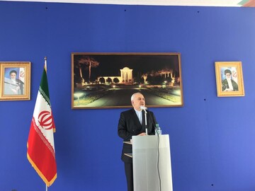توقف ظریف در آلمان و دیدار با ایرانیان مقیم فرانکفورت