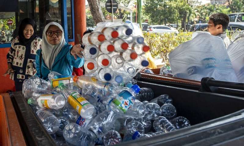 اندونزی:بطری پلاستیکی تحویل دهید، سوار اتوبوس شوید