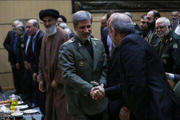 تصویری از همنشینی وزرای دفاع روحانی و احمدی نژاد در یک مراسم تصویری از همنشینی وزرای دفاع روحانی و احمدی نژاد در یک مراسم