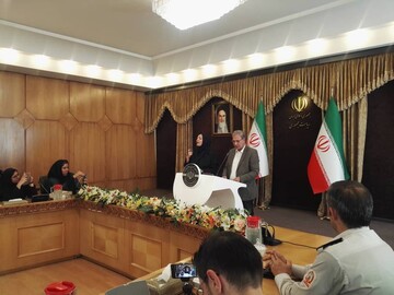 تصویری از اقدامی متفاوت در نشست هفتگی سخنگوی دولت