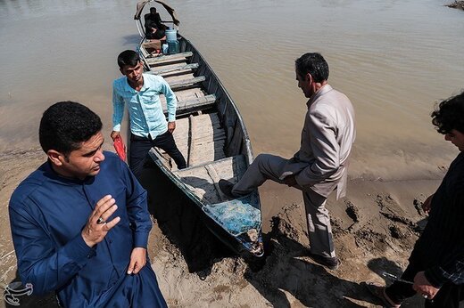 تردد خطرناک اهالی روستاهای عنافچه با قایق