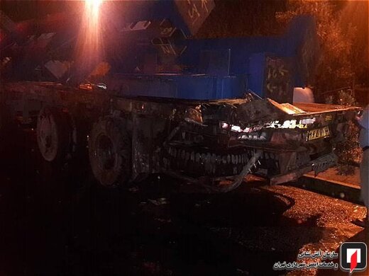 آتش‌سوزی کامیون بر اثر تصادف با تریلر در بزرگراه بسیج