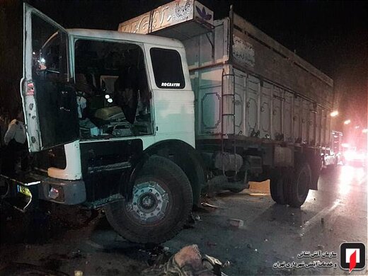 آتش‌سوزی کامیون بر اثر تصادف با تریلر در بزرگراه بسیج