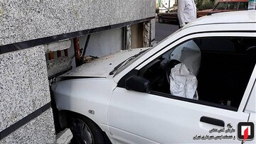 تصادف پراید با دیوار منزل در خیابان آزادی