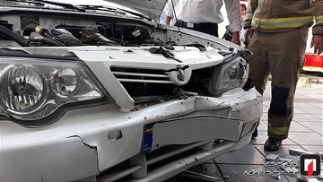 تصادف پراید با دیوار منزل در خیابان آزادی