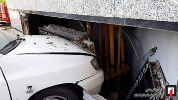 تصادف پراید با دیوار منزل در خیابان آزادی