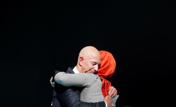 خدیجه چنگیز نامزد جمال خاشقجی، روزنامه‌نگار عربستانی و جف بیزوس در اولین سالگرد قتل این روزنامه‌نگار در سرکنسولگری عربستان در شهر استانبول ترکیه