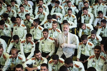 حضور پرسنل نیرو انتظامی به مناسبت هفته نیرو انتظامی در نماز جمعه تهران