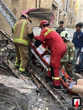 نجات مرد جوان از زیر آوار ساختمان در خیابان خواجه عبدالله