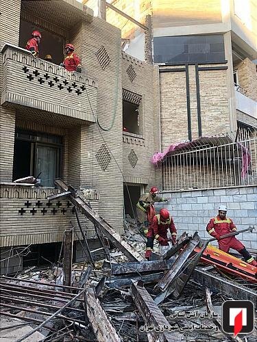 نجات مرد جوان از زیر آوار ساختمان در خیابان خواجه عبدالله