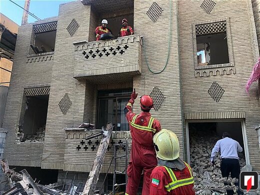 نجات مرد جوان از زیر آوار ساختمان در خیابان خواجه عبدالله