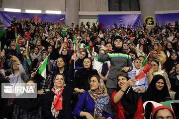 مرحمت فرموده به زنان راه و چاه ورزشگاه را یاد ندهید!