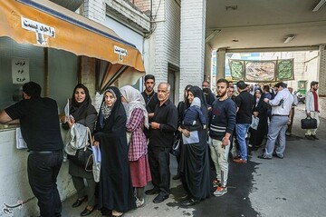 صف مردم برای دریافت گذرنامه در آستانه سفر اربعین حسینی مقابل اداره گذرنامه