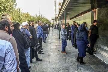 صف مردم برای دریافت گذرنامه در آستانه سفر اربعین حسینی مقابل اداره گذرنامه